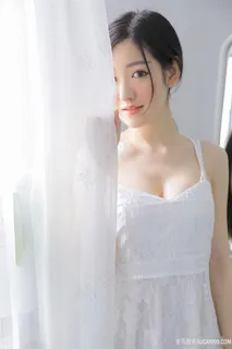 窗帘边的*白皙女神沈梦瑶写真图片