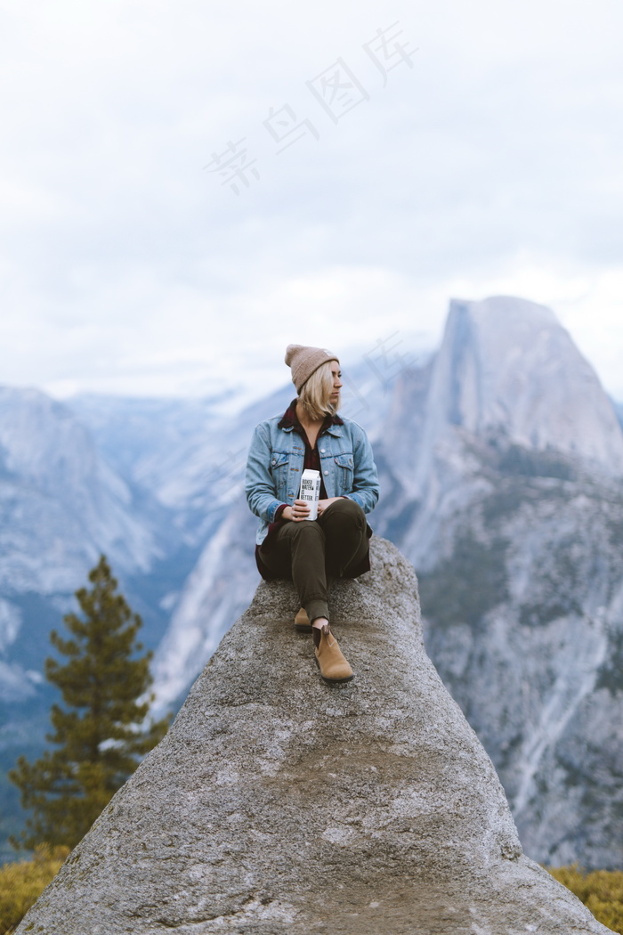 女人旅行拍照图片