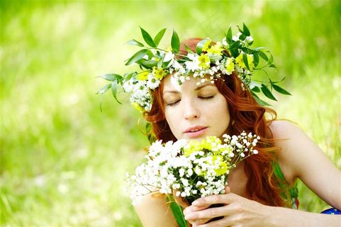 戴花环欧美清秀美女图片素材