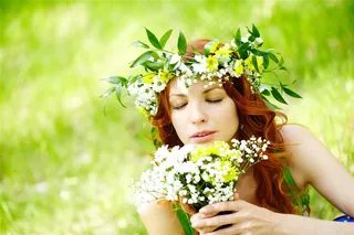 戴花环欧美清秀美女图片素材