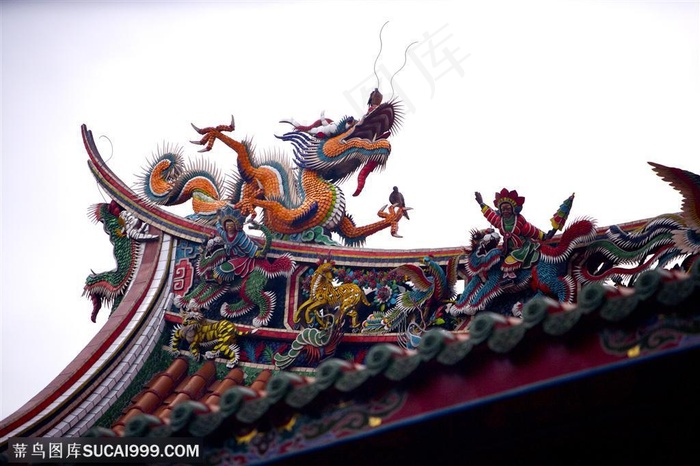 古建筑-屋檐上的立体龙雕塑和骑着麒麟的人特写