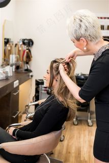 剪发理发的美女高清大图