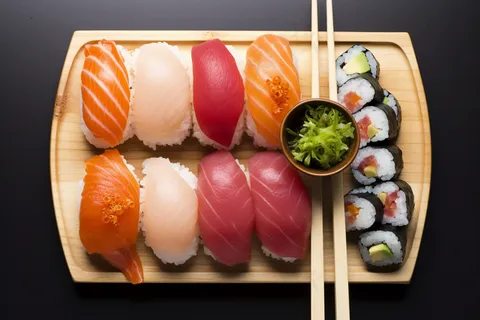 寿司三文鱼鱼籽手握美食摄影图