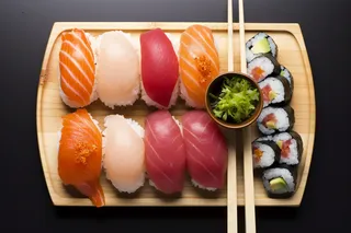 寿司三文鱼鱼籽手握美食摄影图