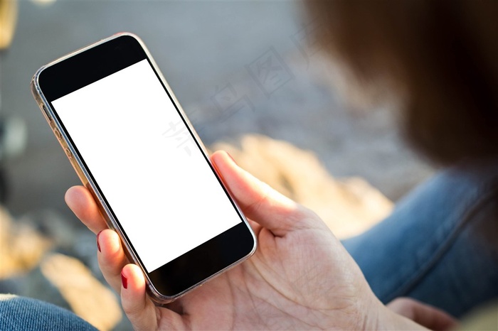 拿着手机的手