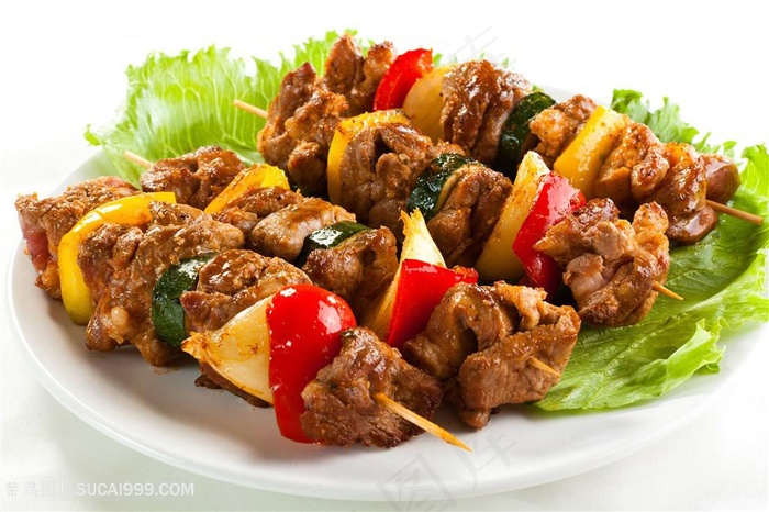 餐盘上的鲜美肉串烧烤