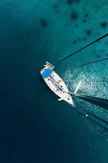 高空俯视下大海小舟 高空俯视下大海小舟