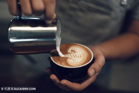 正在手工咖啡拉花图片 正在手工咖啡拉花图片