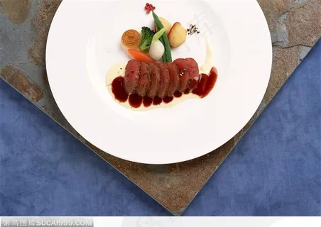 放在白色瓷盘里的各种食材