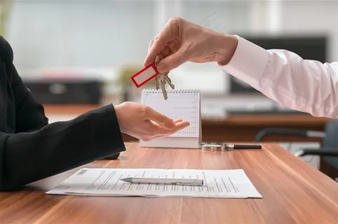 办公桌上的文件和给钥匙的人高清图片 办公桌上的文件和给钥匙的人高清图片