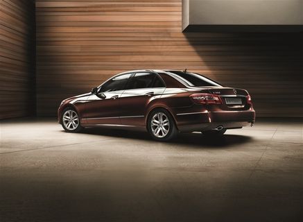 奔驰高端汽车室内展示图