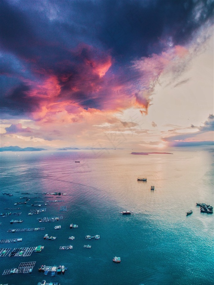 日落海湾妖媚的紫色云彩风景图片