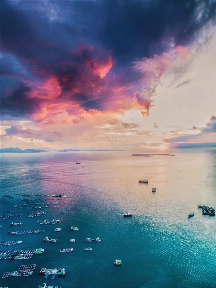 日落海湾妖媚的紫色云彩风景图片