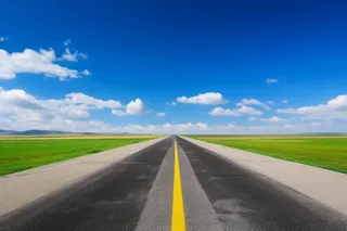 广阔平原中间的一条路，一条通向远方的空旷道路摄影图壁纸