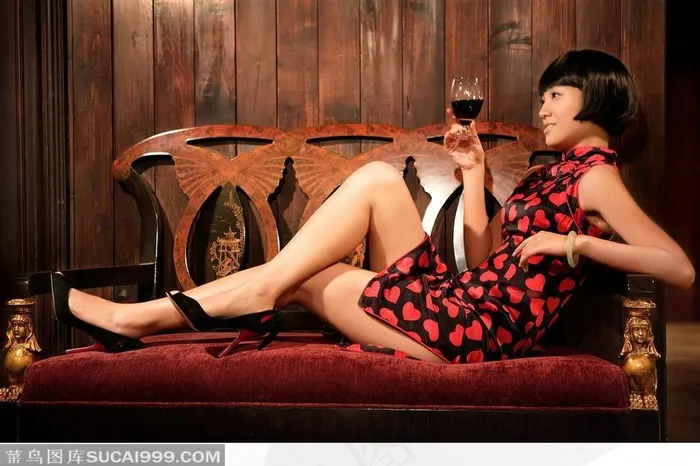 女主播朱丹穿旗袍躺在沙发上品红酒