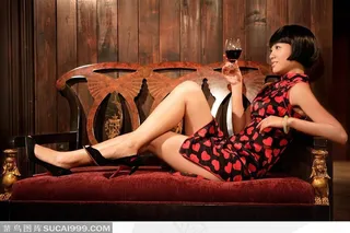 女主播朱丹穿旗袍躺在沙发上品红酒