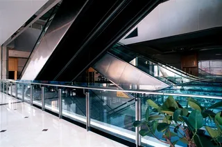 现代办公楼室内空间上下扶梯图片