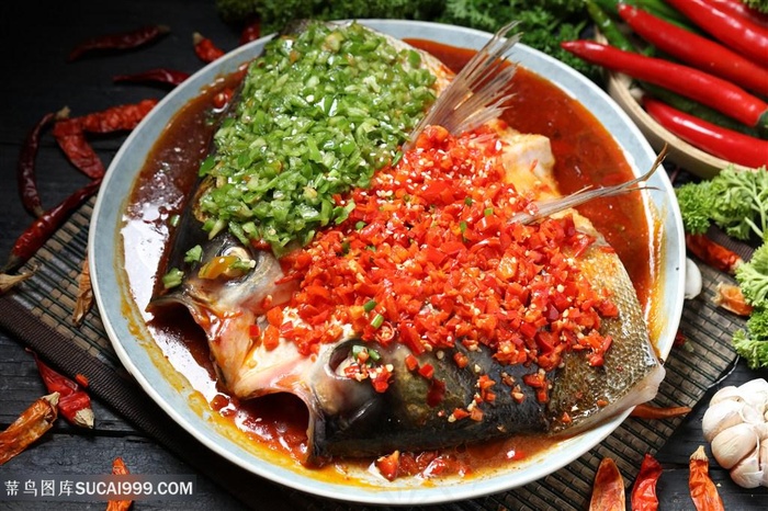 剁椒蒸鱼头麻辣双色鱼头