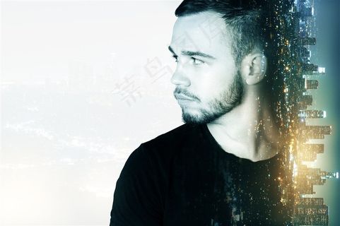 外国男性与城市夜景双重曝光高清图片