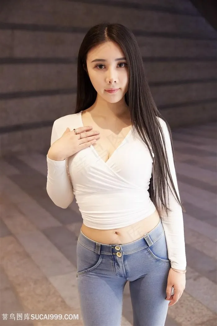 穿着紧身牛仔裤的高清美女图片性感美女