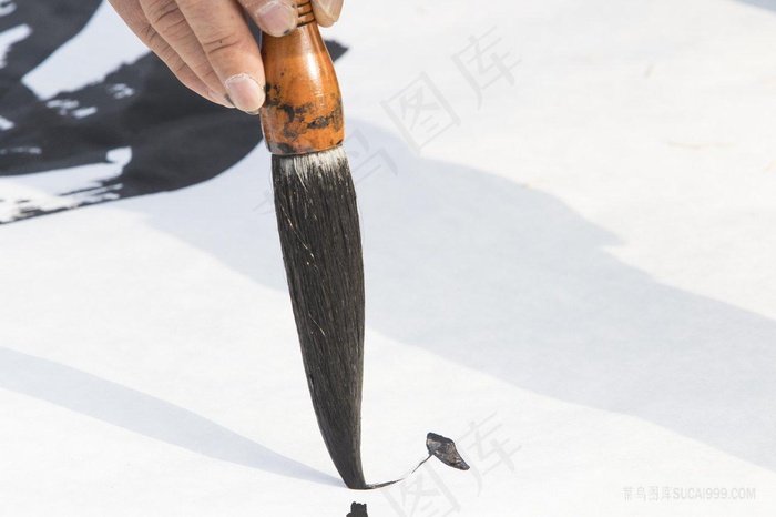 书法家正在写毛笔字的毛笔特写