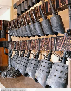 传统乐器-排放整齐的编钟