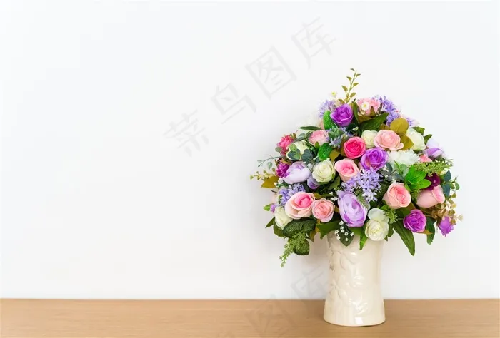 放在墙角的花瓶