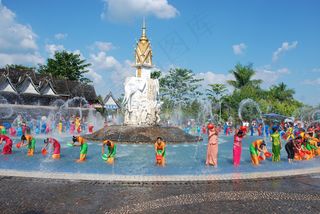 云南泼水节图片