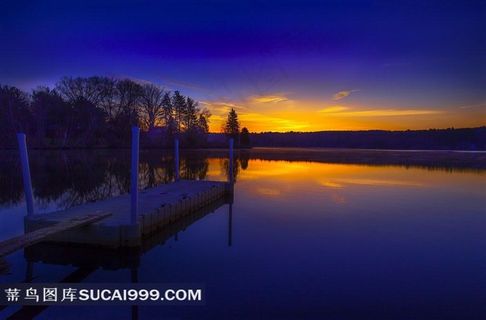 湖泊中的木桥山水风景图片