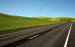 绿色草地柏油路图片