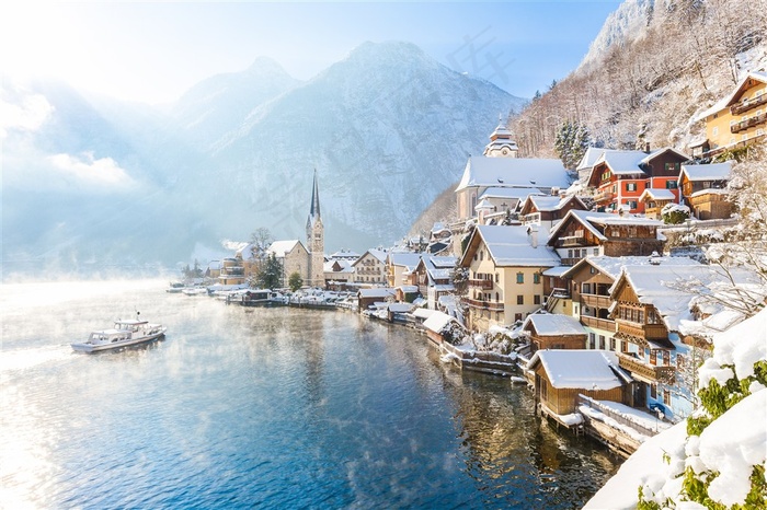 瑞士小镇湖畔小屋雪景图片