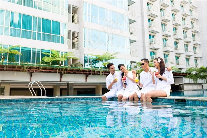 泳池度假情侣图片