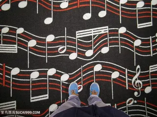 脚踩五线谱音乐符号上