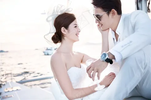 浪漫恋人相视而笑婚纱样片