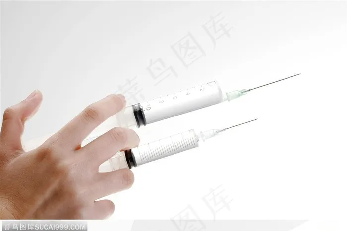 医疗器材-手指夹着两个注射器
