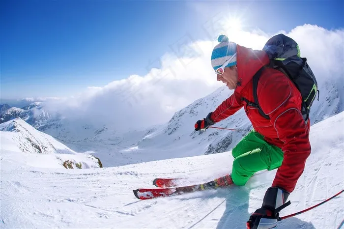 在雪山上滑雪的男人