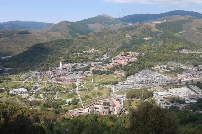 蓝天下山脉中的古建筑群