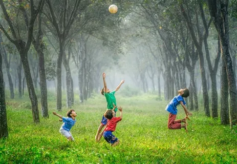 几个小孩子儿童草地上开心玩球童年照片 几个小孩子儿童草地上开心玩球童年照片