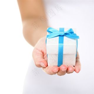 手上捧着蓝色礼物盒