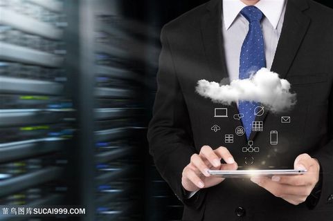 在机房商人用平板操作云计算的概念