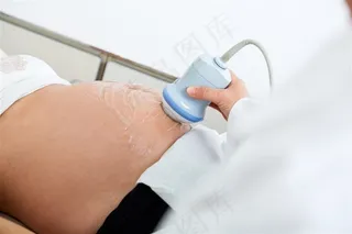 躺着做B超检查的孕妇