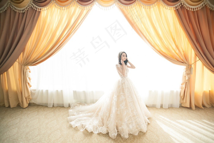 新娘拖尾蕾丝婚纱图片