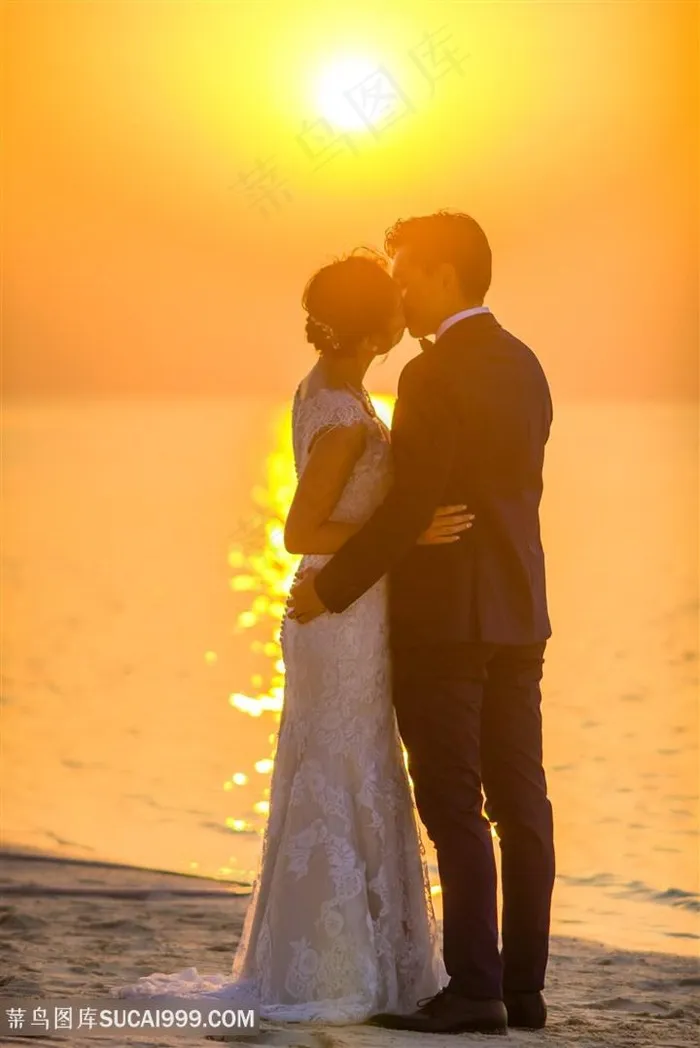 夕阳沙滩海边结婚的新婚男女婚礼图片