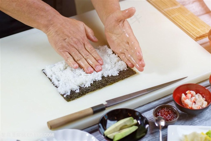 制作寿司的人高清图片