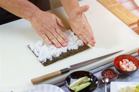 制作寿司的人高清图片