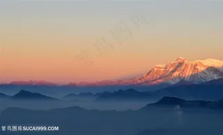 夕阳下的雪山山水风景图片
