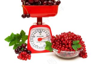 红色的秤和水果