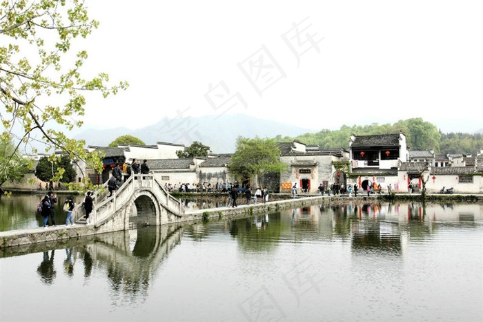 水面上民俗村的倒影