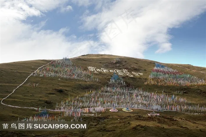 川西高原山坡上的六字真言经幡和彩旗