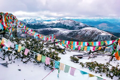 雪山  山脉 山川 雪 山顶 彩旗 辽阔 美景 景观